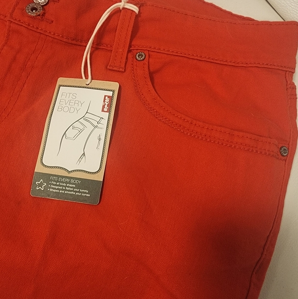 NWT Levi’s Plus Size Red Denim Shorts - Picture 3 of 6